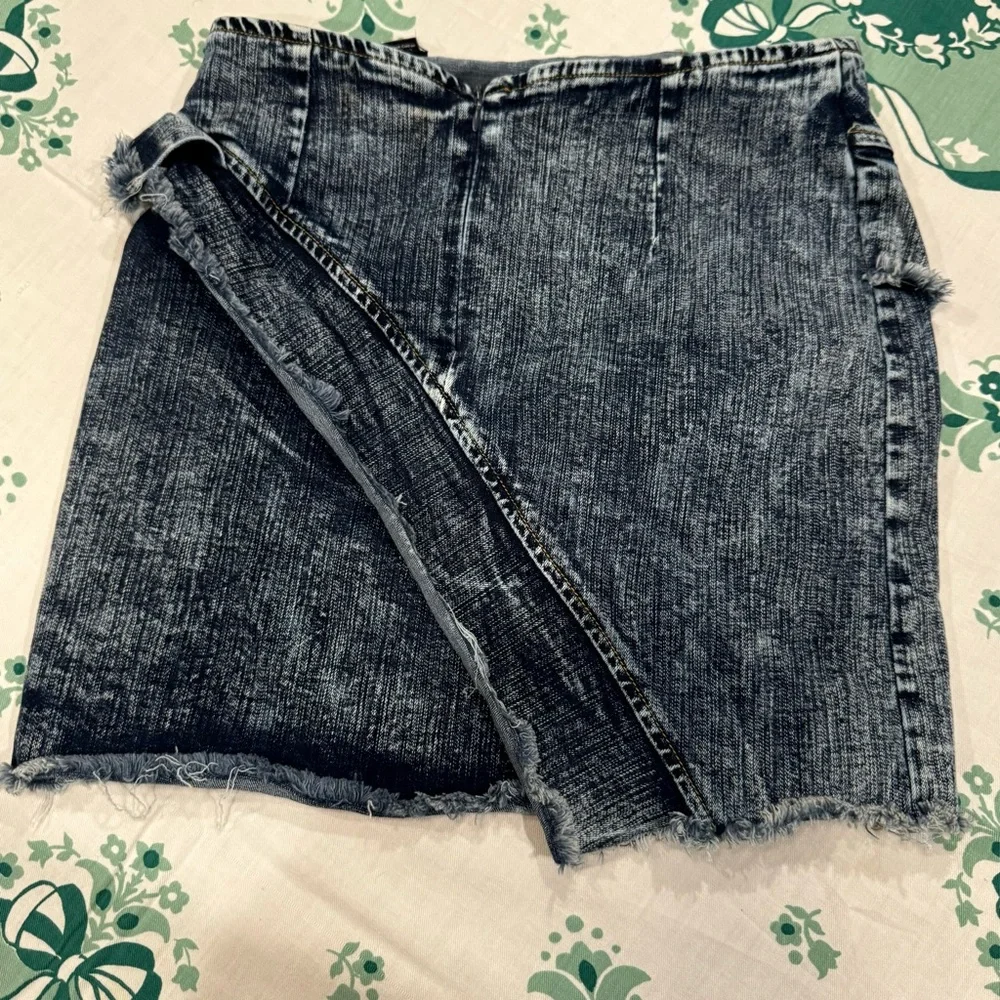 POL Denim Mini Skirt with Zipper Detail‎ and Raw Edge Hems, EUC, Size M